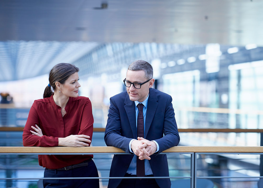 businesswoman and man talking on office balcony 2022 03 07 23 55 19 web